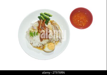 Geschmorte Scheibe Schweinekeule Eintopf schwarze chinesische Kräutersuppe Topping braun gekochtes Ei Halbschnitt Essen Sie ein paar Grünkohl Dipping gemischte scharfe Sauerchili-Sauce auf Pl Stockfoto