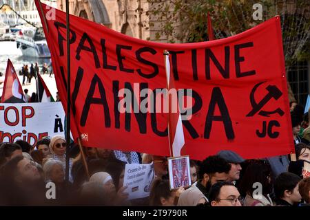 Marseille, Frankreich. November 2023. Die Demonstranten halten während der Demonstration ein Banner mit der Aufschrift "Palästina wird erobern". Menschen demonstrieren auf den Straßen großer Städte Frankreichs für einen "sofortigen Waffenstillstand" in Gaza. Hier in Marseille marschieren mehrere hundert Demonstranten vom Rathaus in die Präfektur. (Foto: Gerard Bottino/SOPA Images/SIPA USA) Credit: SIPA USA/Alamy Live News Stockfoto