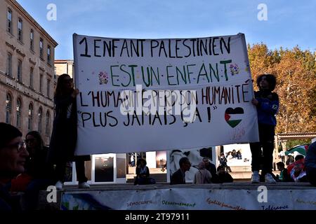 Marseille, Frankreich. November 2023. Demonstranten halten ein Banner mit der Aufschrift "ein palästinensisches Kind ist ein Kind", "die Menschheit verliert ihre Menschlichkeit" und "nie wieder" während der Demonstration. Menschen demonstrieren auf den Straßen großer Städte Frankreichs für einen "sofortigen Waffenstillstand" in Gaza. Hier in Marseille marschieren mehrere hundert Demonstranten vom Rathaus in die Präfektur. (Foto: Gerard Bottino/SOPA Images/SIPA USA) Credit: SIPA USA/Alamy Live News Stockfoto