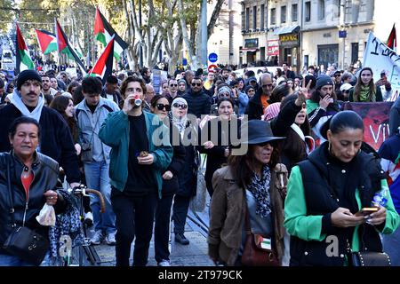 Marseille, Frankreich. November 2023. Pro-palästinensische Demonstranten marschieren durch die Straßen von Marseille. Menschen demonstrieren auf den Straßen großer Städte Frankreichs für einen "sofortigen Waffenstillstand" in Gaza. Hier in Marseille marschieren mehrere hundert Demonstranten vom Rathaus in die Präfektur. (Credit Image: © Gerard Bottino/SOPA Images via ZUMA Press Wire) NUR REDAKTIONELLE VERWENDUNG! Nicht für kommerzielle ZWECKE! Stockfoto