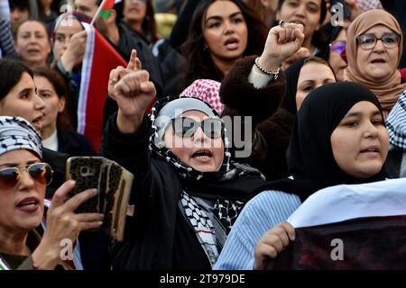 Marseille, Frankreich. November 2023. Die Demonstranten skandieren während der Demonstration Slogans. Menschen demonstrieren auf den Straßen großer Städte Frankreichs für einen "sofortigen Waffenstillstand" in Gaza. Hier in Marseille marschieren mehrere hundert Demonstranten vom Rathaus in die Präfektur. (Credit Image: © Gerard Bottino/SOPA Images via ZUMA Press Wire) NUR REDAKTIONELLE VERWENDUNG! Nicht für kommerzielle ZWECKE! Stockfoto