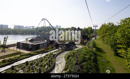 Kattowitz, Polen - 20. Mai 2023: Vergnügungspark Legendia Slaskie, Aussicht von oben. Stockfoto