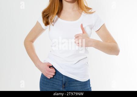 Body Girl zeigt eine Geste wie, isoliert auf weißem Hintergrund. Das Porträt einer glücklichen Teenagerin, die den Daumen hoch hält, zeigt, dass sie gut gelaunt ist Stockfoto