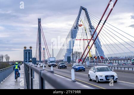 Neubau der Autobahnbrücke der A1 über den Rhein bei Leverkusen, nach der Fertigstellung der neuen Brücke, wird die alte, vorne, abgerissen und eine weitere, für eine insgesamt 8-spurigen Ausbau, an der gleichen Stelle neu gebaut, Rad- und Gehweg, Leverkusen, NRW, Deutschland, Autobahnbrücke Leverkusen *** Neubau der Autobahnbrücke der A1 über den Rhein bei Leverkusen, nach Fertigstellung der neuen Brücke wird die alte davor abgerissen und eine weitere mit insgesamt 8 Fahrspuren an derselben Stelle, Fahrrad- und Fußweg wieder aufgebaut. Leverkusen, NRW, Deutschland, autobahn br Stockfoto