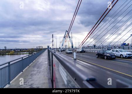 Neubau der Autobahnbrücke der A1 über den Rhein bei Leverkusen, nach der Fertigstellung der neuen Brücke, wird die alte, vorne, abgerissen und eine weitere, für eine insgesamt 8-spurigen Ausbau, an der gleichen Stelle neu gebaut, Rad- und Gehweg, Leverkusen, NRW, Deutschland, Autobahnbrücke Leverkusen *** Neubau der Autobahnbrücke der A1 über den Rhein bei Leverkusen, nach Fertigstellung der neuen Brücke wird die alte davor abgerissen und eine weitere mit insgesamt 8 Fahrspuren an derselben Stelle, Fahrrad- und Fußweg wieder aufgebaut. Leverkusen, NRW, Deutschland, autobahn br Stockfoto