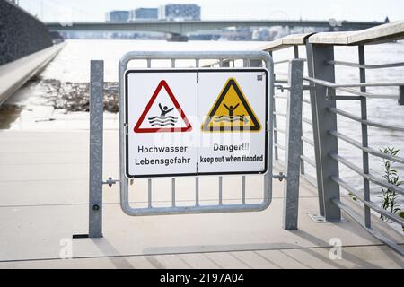 Hochwasserwarnzeichen in deutsch und englisch am rheinufer in köln november 2023 Stockfoto