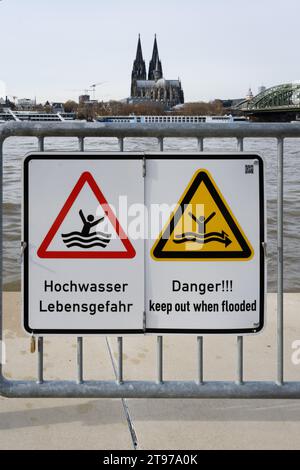 Hochwasserwarnzeichen in deutsch und englisch am rheinufer in köln november 2023 Stockfoto