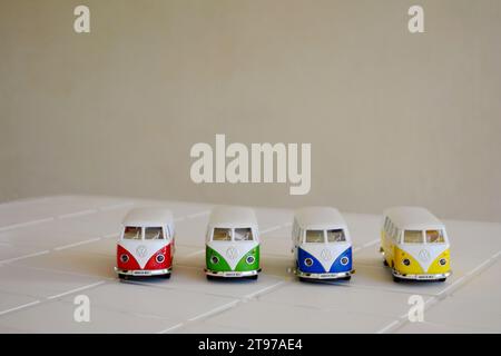 Transporter. Druckguss, Eisenminiatur von Lieferwagen in verschiedenen Farben, Brasilien, Südamerika, Vorderansicht, selektiver Fokus auf weißem Tisch auf weißem Hintergrund Stockfoto