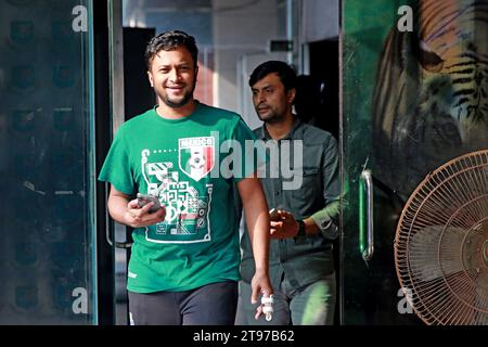 Der Allrounder Shakib Al Hasan kommt nach dem ersten Mal seit seiner Rückkehr aus dem Wor im Bangladesh Cricket Board (BCB) Stockfoto