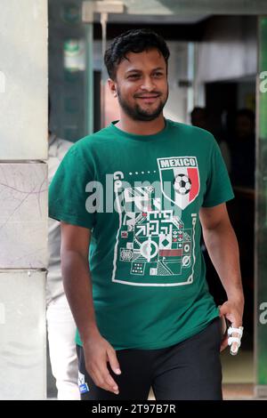 Der Allrounder Shakib Al Hasan kommt nach dem ersten Mal seit seiner Rückkehr aus dem Wor im Bangladesh Cricket Board (BCB) Stockfoto