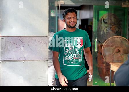 Der Allrounder Shakib Al Hasan kommt nach dem ersten Mal seit seiner Rückkehr aus dem Wor im Bangladesh Cricket Board (BCB) Stockfoto