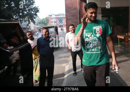 Der Allrounder Shakib Al Hasan kommt nach dem ersten Mal seit seiner Rückkehr aus dem Wor im Bangladesh Cricket Board (BCB) Stockfoto