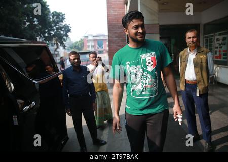 Der Allrounder Shakib Al Hasan kommt nach dem ersten Mal seit seiner Rückkehr aus dem Wor im Bangladesh Cricket Board (BCB) Stockfoto