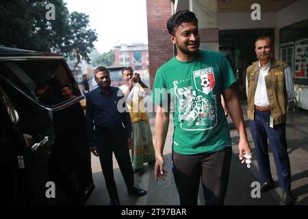 Der Allrounder Shakib Al Hasan kommt nach dem ersten Mal seit seiner Rückkehr aus dem Wor im Bangladesh Cricket Board (BCB) Stockfoto