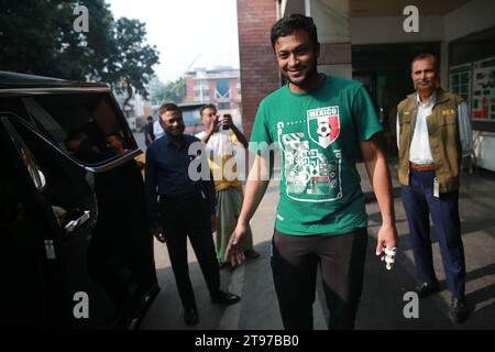 Der Allrounder Shakib Al Hasan kommt nach dem ersten Mal seit seiner Rückkehr aus dem Wor im Bangladesh Cricket Board (BCB) Stockfoto