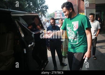 Der Allrounder Shakib Al Hasan kommt nach dem ersten Mal seit seiner Rückkehr aus dem Wor im Bangladesh Cricket Board (BCB) Stockfoto