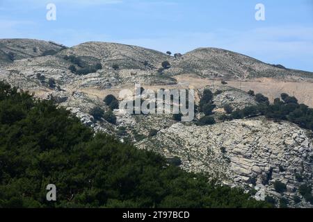 Ein Blick auf Berge und Wälder von einem Wanderweg auf der griechischen Insel Ikaria, einer „blauen Zone“ in der Ägäis, in der Nähe von Profitis Ilias, Griechenland. Stockfoto
