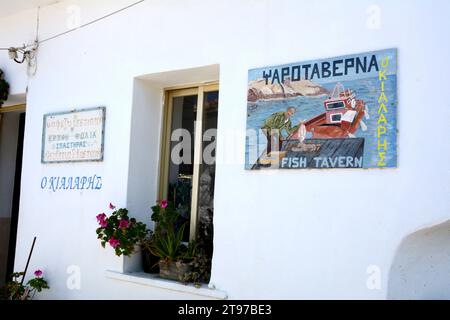 Das Äußere einer familiengeführten Taverne mit Fisch und Meeresfrüchten im Fischerdorf Gialiskari, Nordküste der Insel Ikaria, einer „blauen Zone“ in Griechenland. Stockfoto