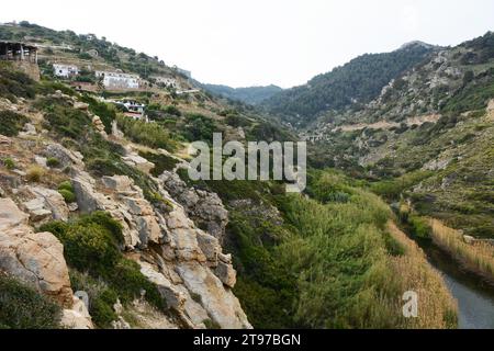 Das Bergdorf NAS. Am Rande des Chalaris Canyon, an der Nordküste von Ikaria, einer „blauen Zone“ auf den griechischen Inseln. Stockfoto