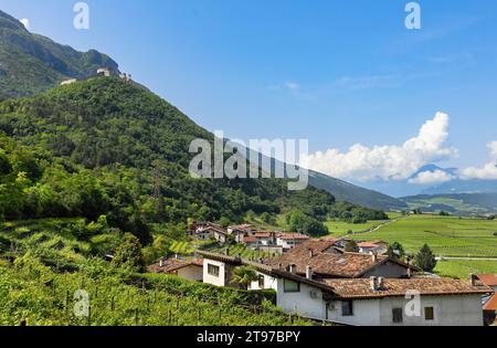 Wunderschöne Stadt Besenello in Trient, Norditalien Stockfoto