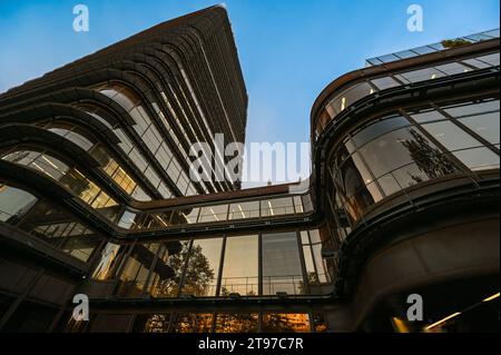 Madrid, Spanien, 18. November 2023, BBVA-Banklogo auf dem emblematischen Turm Castellana 81, früher bekannt als Torre del Banco Bilbao Stockfoto
