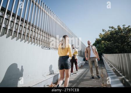 Kreatives und vielfältiges Startup-Team diskutiert Finanzen und Marktanalysen für die Expansion von Unternehmen im Freien. Stockfoto