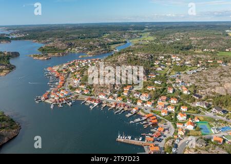 Luftaufnahme von Fjallabacka, Schweden. Kleines Küstendorf an der Westküste Stockfoto