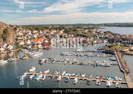 Luftaufnahme von Fjallabacka, Schweden. Kleines Küstendorf an der Westküste Stockfoto