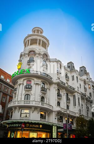 Madrid, Spanien 18. November 2023, das Edificio Grassy, ein Gebäude in der Gran Via Straße und ein Wahrzeichen von Madrid. Stockfoto
