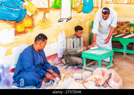 Porträt von Steinschneidern, die in einer Alabasterfabrik arbeiten. Kultur und Traditionen Ägyptens. Luxor, Ägypten - 21. Oktober 2023. Stockfoto