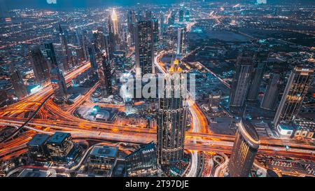 Dubai, Vae - 21. Februar 2021: Aussichtspunkt Von Form Auf Burj Khalifa. Beleuchtung Der Beleuchtungslinie. Übergang Von Abend Zu Nacht. Stadtverkehr Unter Khalifa Stockfoto