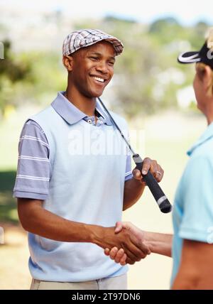 Sport, Golf und Athleten, die auf einem Feld die Hände schütteln, um Wettkämpfe, Turniere oder Veranstaltungen zu veranstalten. Lächeln, Zustimmung und professionelle glückliche Männer Golfspieler mit Stockfoto