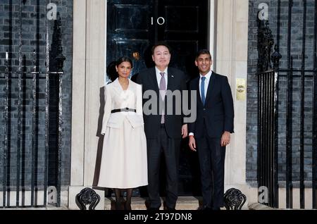 London, Großbritannien. November 2023. Der britische Premierminister Rishi Sunak und seine Frau Akshata Murty begrüßen den südkoreanischen Präsidenten Yoon Suk Yeol (C) bei einem Staatsbesuch in London in der Downing Street. Quelle: SOPA Images Limited/Alamy Live News Stockfoto