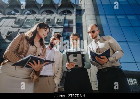Das Business-Team diskutiert Finanzplanung, Vertriebs- und Marketingstrategien sowie Lieferkettenlogistik für ein erfolgreiches Start-up im städtischen Umfeld. Stockfoto