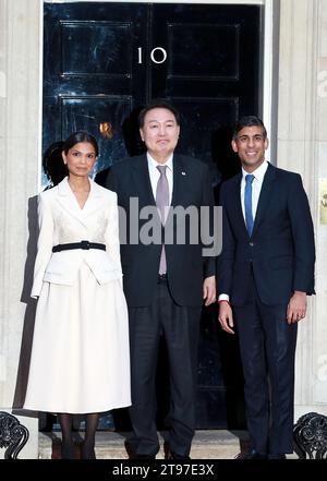 London, Großbritannien. November 2023. Der britische Premierminister Rishi Sunak und seine Frau Akshata Murty begrüßen den südkoreanischen Präsidenten Yoon Suk Yeol (C) bei einem Staatsbesuch in London in der Downing Street. (Foto: Fred Duval/SOPA Images/SIPA USA) Credit: SIPA USA/Alamy Live News Stockfoto