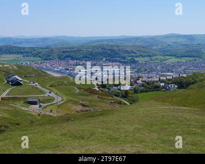 Walisische Küstenstadt Llandudno Dächer und Blick auf die Straßenbahnbahn vom Gipfel des Great Orme Hügels. Stockfoto