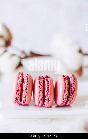 Drei Makronen mit Erdbeergeschmack Stockfoto