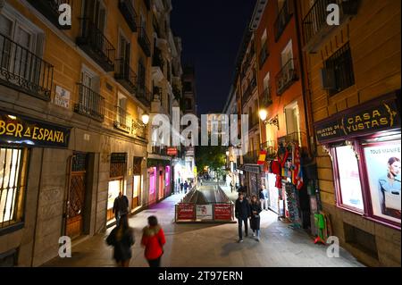 Madrid, Spanien, 18. November 2023, Gassen im Stadtteil Puerta del Sol, bei Nacht, Madrid Stockfoto