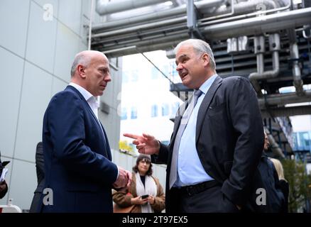 Berlin, Deutschland. November 2023. Kai Wegner (CDU), Regierender Bürgermeister von Berlin, und Stefan Oelrich, Mitglied des Vorstands der Bayer AG und Präsident der Division Pharma, stehen nach der Einweihung der neuen pharmazeutischen Produktionsanlage STE 1 der Bayer AG am Standort Berlin-Wedding. Bayer hat rund 130 Millionen Euro in die neue Wirkstoffproduktion investiert und hofft, dass damit neue Produkte schneller auf den Markt kommen. Quelle: Bernd von Jutrczenka/dpa/Alamy Live News Stockfoto