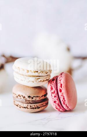 Französische Makronen mit Vanille- und Erdbeergeschmack Stockfoto