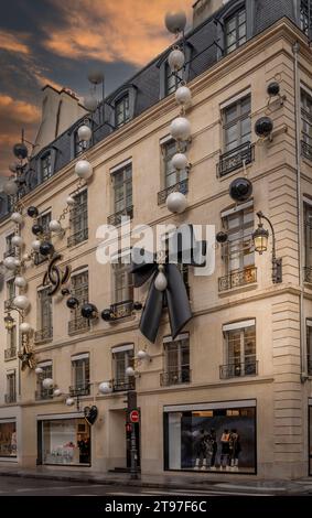 Paris, Frankreich - 12 21 2023: Blick auf die Fassade von Coco Chanel mit weihnachtsdekoration an einem regnerischen Tag Stockfoto