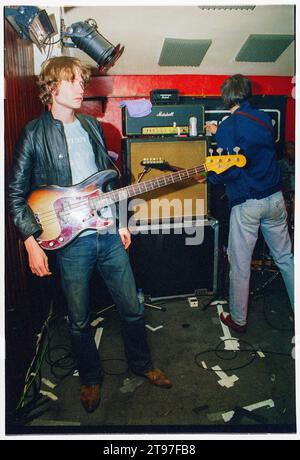 Ein sehr junger John Hassall von den Libertines spielte live auf ihrer ersten großen UK Tour im Barfly Club in Cardiff, Wales, UK am 13. Juni 2002. Die Band bewertete ihre Debütalbum What a Water, die erst in späteren Re-Releases ihres Debütalbums Up The Bracket enthalten war. Der winzige Veranstaltungsort war nur halb voll. Foto: Rob Watkins Stockfoto