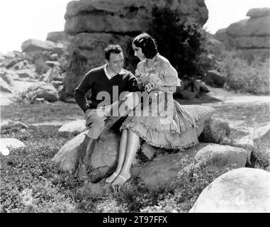 Regisseur RAOUL WALSH und DOLORES DEL RIO am Drehort Candid während der Dreharbeiten von THE LOVES OF CARMEN 1927 Regisseur RAOUL WALSH Roman Prosper Merimee Fox Film Corporation Stockfoto