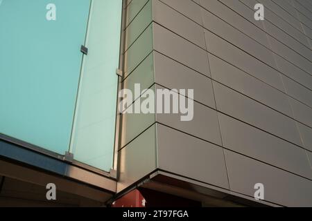 Kristallfassaden, moderne Gebäude farbige Glaselemente in der Fassade. Konstruktionsdetails in der Architektur. Stockfoto