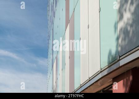 Kristallfassaden, moderne Gebäude farbige Glaselemente in der Fassade. Konstruktionsdetails in der Architektur. Stockfoto