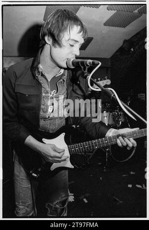 PETE DOHERTY, LIBERTINES, ERSTE TOUR, 2002: Ein sehr junger Pete Doherty von den Libertines, der am 13. Juni 2002 live auf ihrer ersten großen UK-Tour im Barfly Club in Cardiff, Wales, Großbritannien spielte. Die Band bewertete ihre Debütalbum What a Water, die erst in späteren Re-Releases ihres Debütalbums Up The Bracket enthalten war. Der winzige Veranstaltungsort war nur halb voll. Foto: Rob Watkins Stockfoto