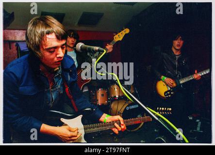 PETE DOHERTY, LIBERTINES, ERSTE TOUR, 2002: Ein sehr junger Pete Doherty von den Libertines, der am 13. Juni 2002 live auf ihrer ersten großen UK-Tour im Barfly Club in Cardiff, Wales, Großbritannien spielte. Die Band bewertete ihre Debütalbum What a Water, die erst in späteren Re-Releases ihres Debütalbums Up The Bracket enthalten war. Der winzige Veranstaltungsort war nur halb voll. Foto: Rob Watkins Stockfoto
