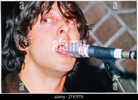 CARL BARAT, LIBERTINES, 2002: Ein sehr junger Carl Barât von den Libertines, der am 13. Juni 2002 live auf seiner ersten großen UK-Tour im Barfly Club in Cardiff, Wales, Großbritannien, spielte. Die Band bewertete ihre Debütalbum What a Water, die erst in späteren Re-Releases ihres Debütalbums Up The Bracket enthalten war. Der winzige Veranstaltungsort war nur halb voll. Foto: Rob Watkins Stockfoto