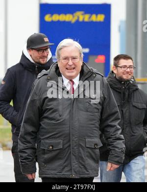 23. November 2023, Brandenburg, Fürstenwalde: Jörg Steinbach (M, SPD), brandenburgischer Minister für Wirtschaft, Arbeit und Energie, verlässt das Werk nach einer Werkssitzung zusammen mit Mitarbeitern der Goodyear-Reifenproduktion. Nach der Ankündigung des Unternehmens, 750 Arbeitsplätze am Standort Fürstenwalde abzubauen, nahm der betriebsrat Goodyear während der Sitzung Stellung. Foto: Soeren Stache/dpa Stockfoto