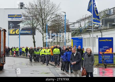 23. November 2023, Brandenburg, Fürstenwalde: Mitarbeiter des Reifenproduktionsunternehmens Goodyear verlassen das Werk nach einer Betriebsversammlung. Nach der Ankündigung des Unternehmens, 750 Arbeitsplätze am Standort Fürstenwalde abzubauen, nahm der betriebsrat Goodyear während der Sitzung Stellung. Foto: Soeren Stache/dpa Stockfoto